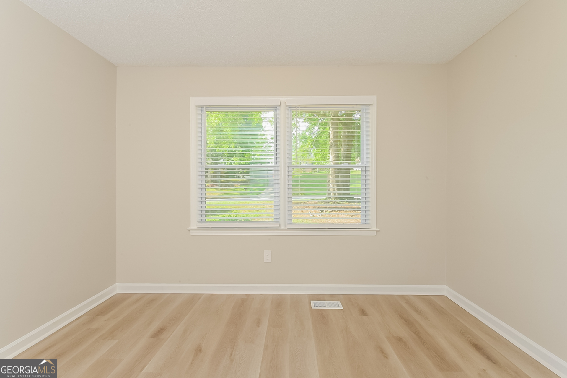95 High Ridge Road Covington, GA 30014 - Photo 11 of 16 an empty room with a window