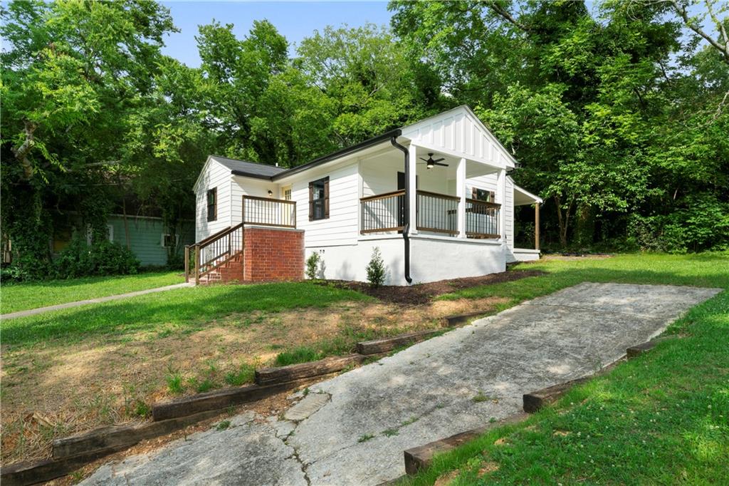 515 Harper Avenue Southwest Rome, GA 30161 - Photo 2 of 17 a front view of a house with garden
