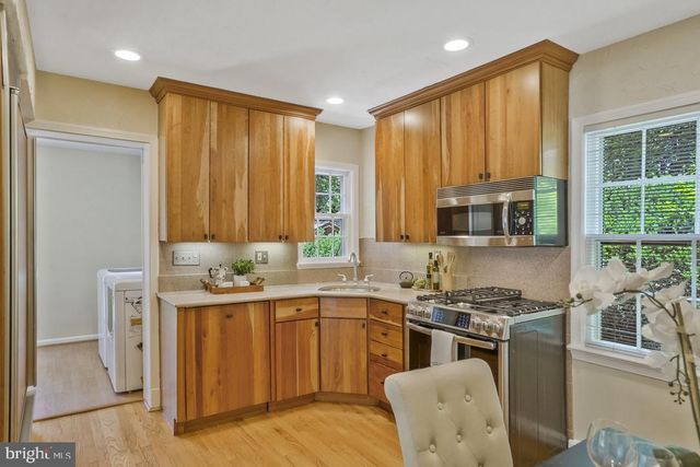 $880,000 | 4 East Walnut Street, Alexandria, VA 22301