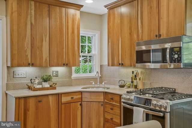 $880,000 | 4 East Walnut Street, Alexandria, VA 22301