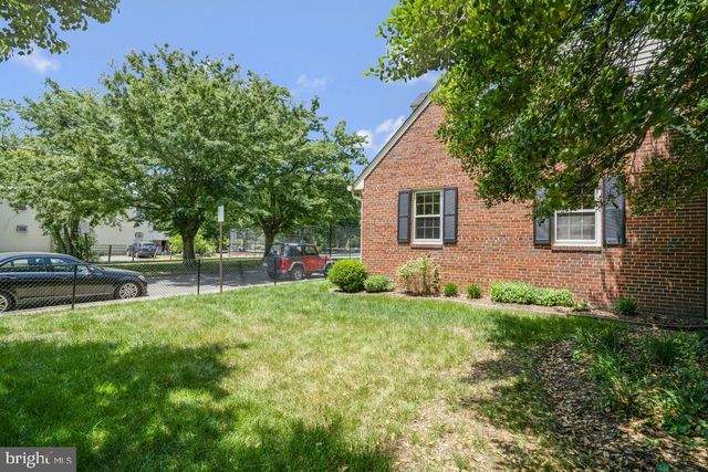 $880,000 | 4 East Walnut Street, Alexandria, VA 22301