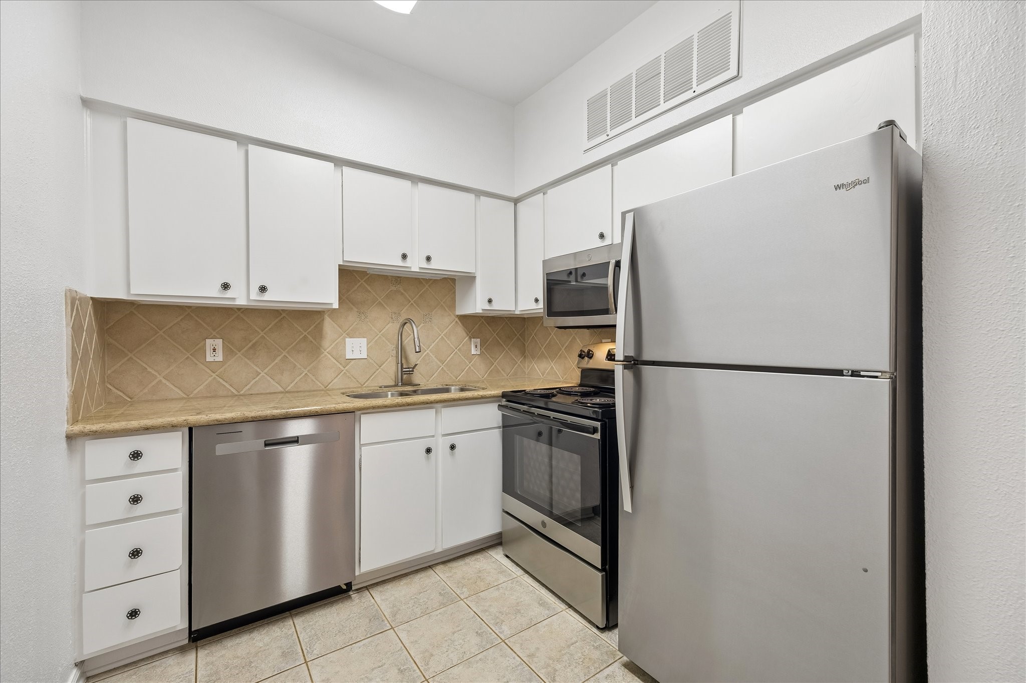 2100 Tanglewilde Street, Unit 286 Houston, TX 77063 - Photo 4 of 22 Updated Kitchen with Stainless Steel Appliances