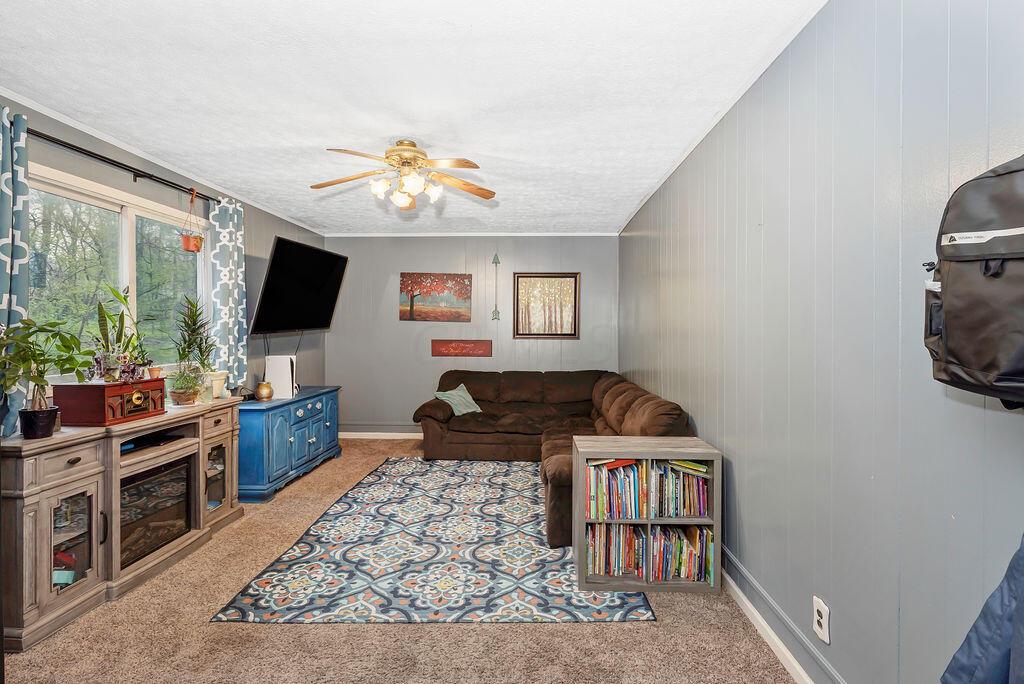887 Blacksnake Road Utica, OH 43080 - Photo 17 of 60 14-FamilyRoom