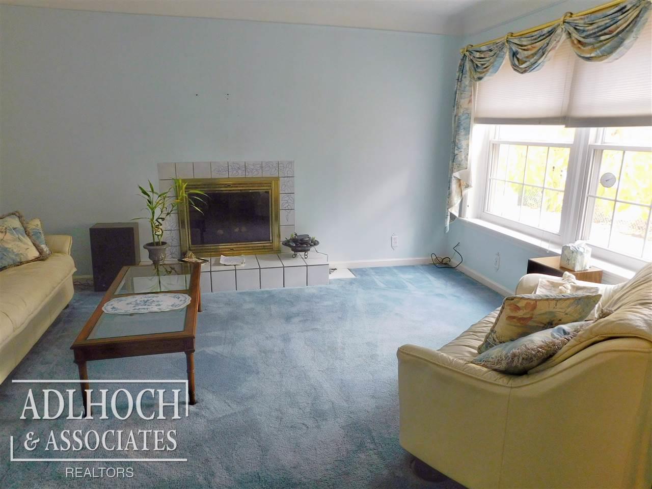 1722 Bournemouth Road Grosse Pointe, MI 48236 - Photo 2 of 19 Living Room
