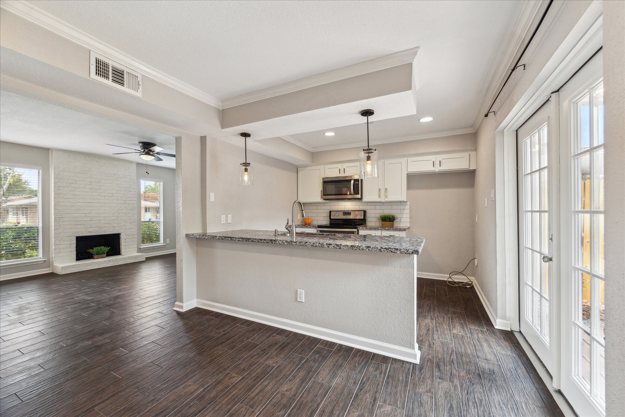 1428 Silverpines Road, Unit 428 Houston, TX 77062 - Photo 6 of 19 Beautifully updated kitchen with pendant lighting.