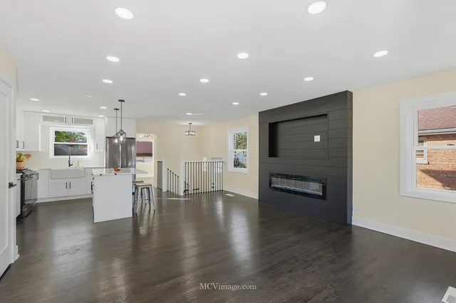 $599,900 | 10132 South Turner Avenue, Evergreen Park, IL 60805