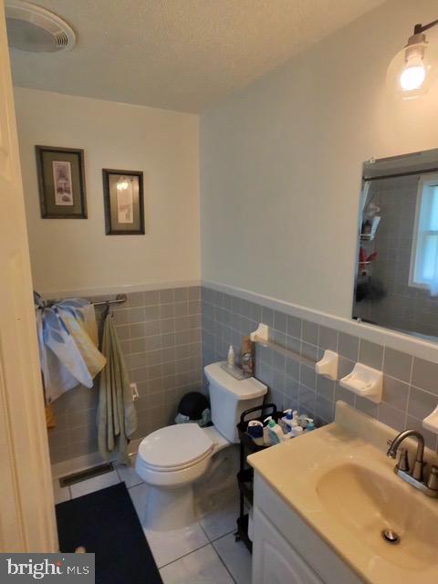 12601 Livingston Road Fort Washington, MD 20744 - Photo 17 of 26 a bathroom with a toilet a sink and mirror