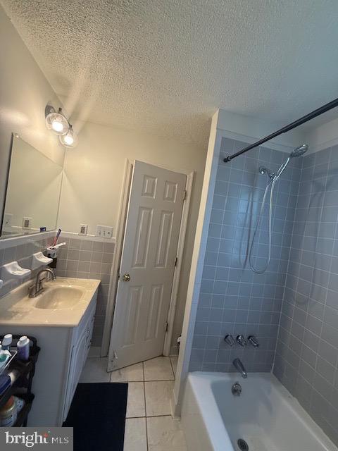 12601 Livingston Road Fort Washington, MD 20744 - Photo 19 of 26 a bathroom with a sink a mirror a bathtub and shower