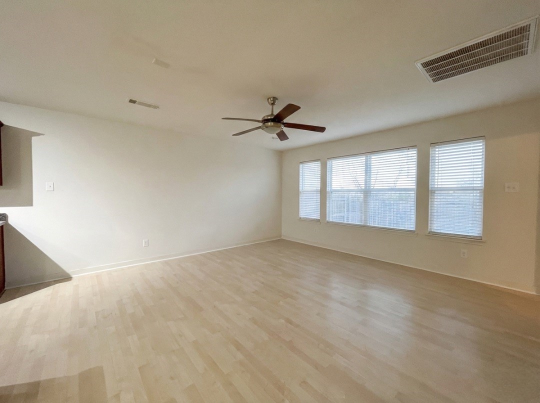 1527 Loose Stone Drive Rosharon, TX 77583 - Photo 4 of 8 Living Room