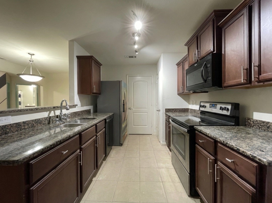 1527 Loose Stone Drive Rosharon, TX 77583 - Photo 5 of 8 Kitchen