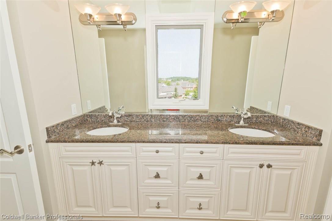 5329 Keswick Court Rochester, MI 48306 - Photo 34 of 64 Shared bath.