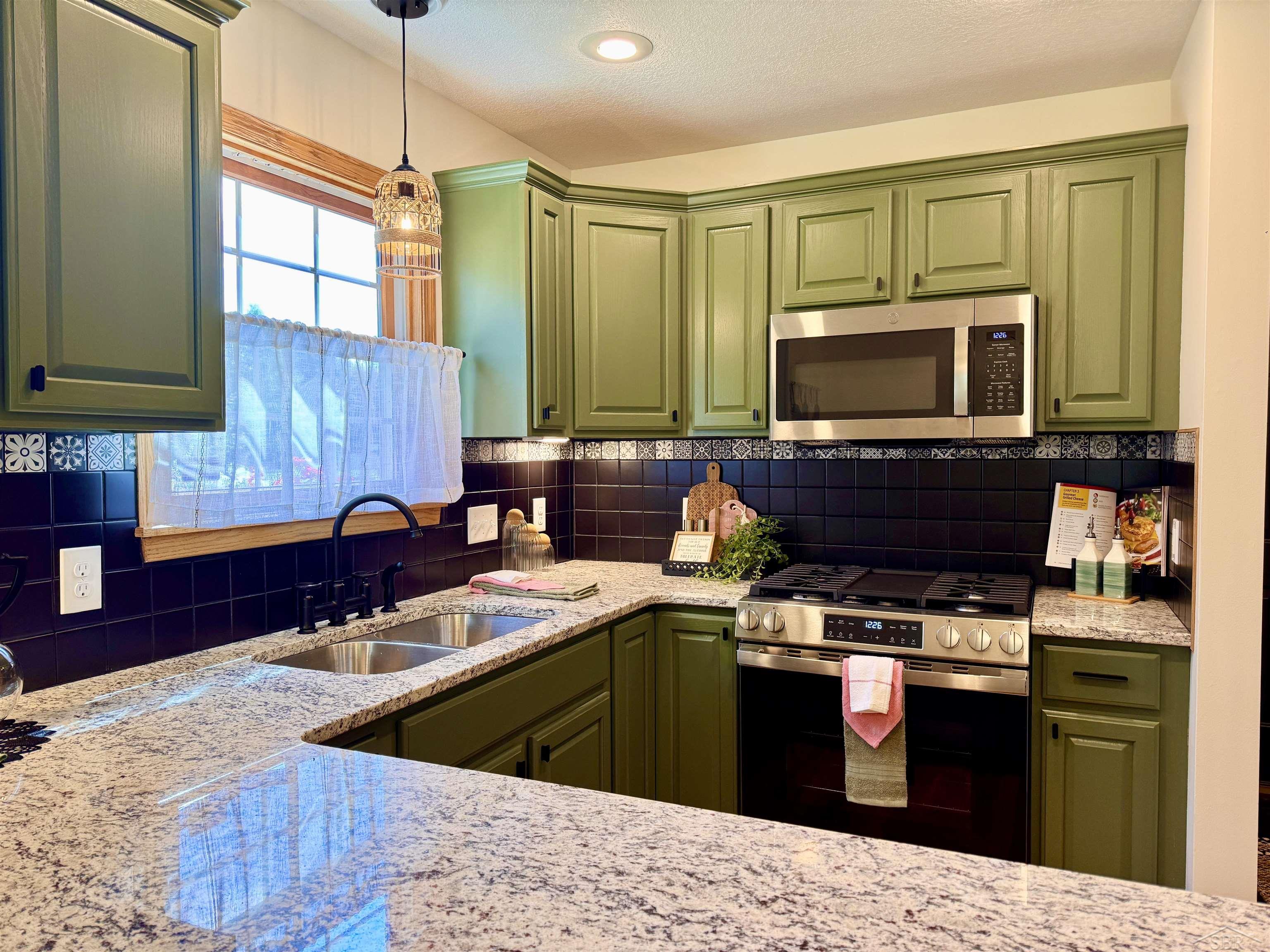 6304 Rockingham Place Saginaw, MI 48603 - Photo 7 of 32 50187417-aa4457f7-8a3e-4114-abc1-9543780b89f9.JPG
