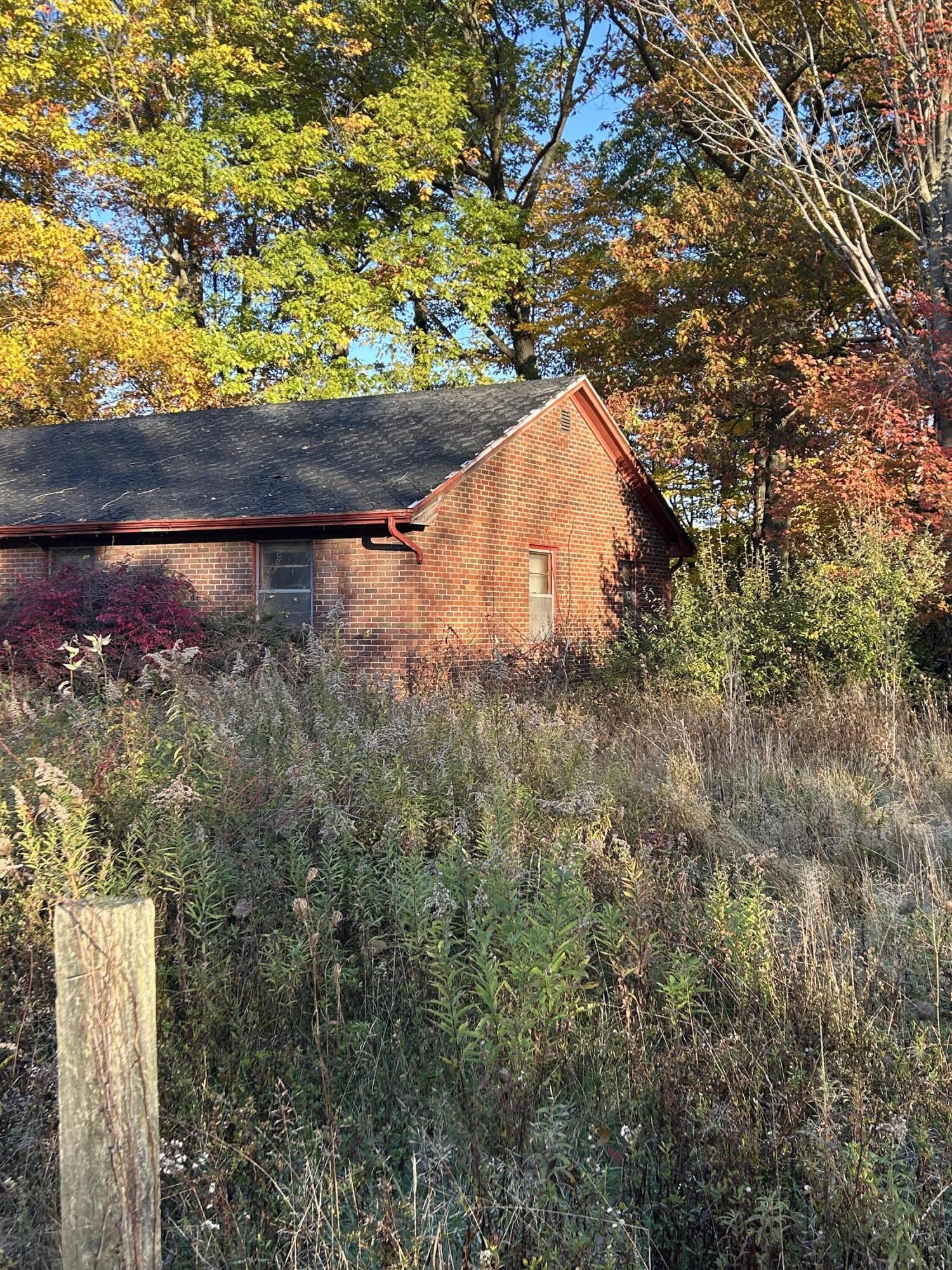 5253 Territorial Road Benton Harbor, MI 49022 - Photo 4 of 16 IMG_3586