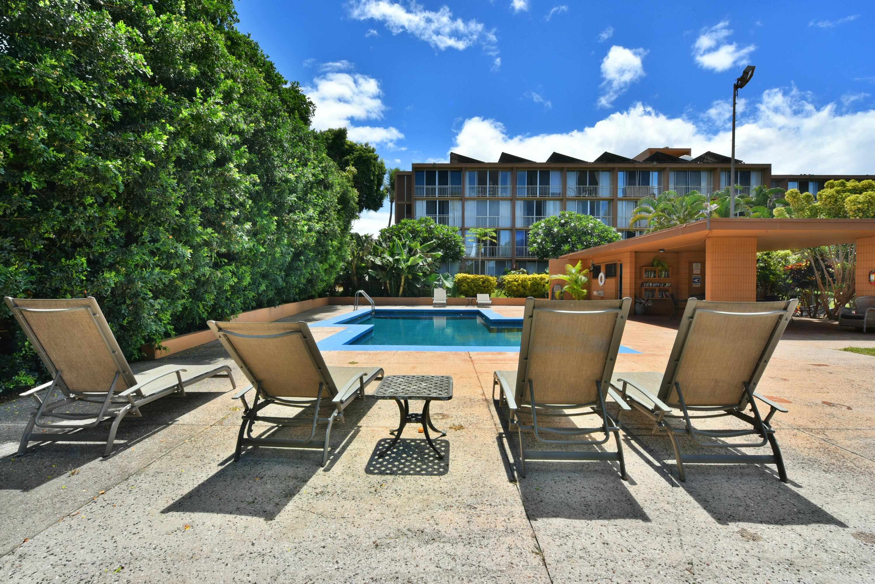 3660 Lower Honoapiilani Road, Unit 302 Lahaina, HI 96761 - Photo 22 of 27 a view of a patio with table and chairs with wooden floor and fence