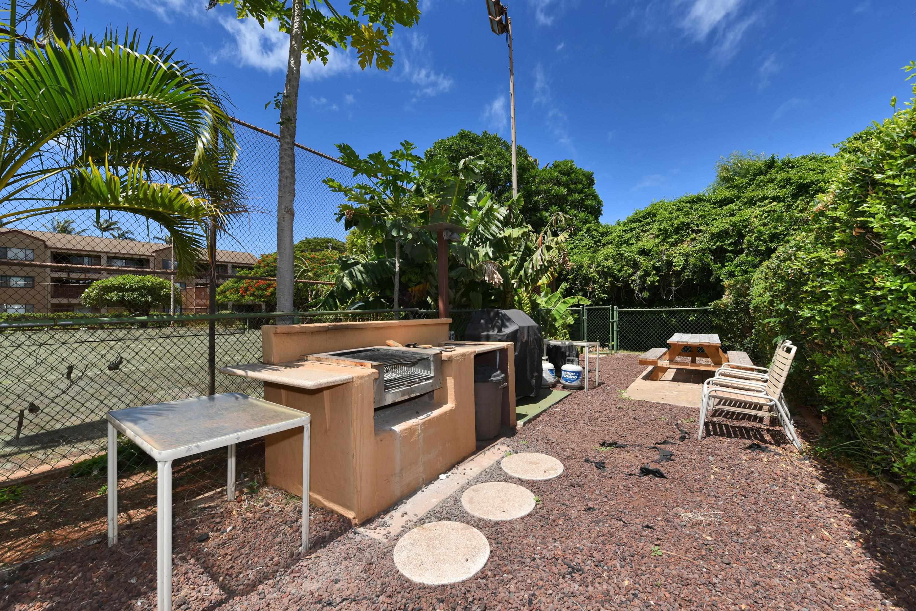 3660 Lower Honoapiilani Road, Unit 302 Lahaina, HI 96761 - Photo 25 of 27 a backyard of a house with table and chairs