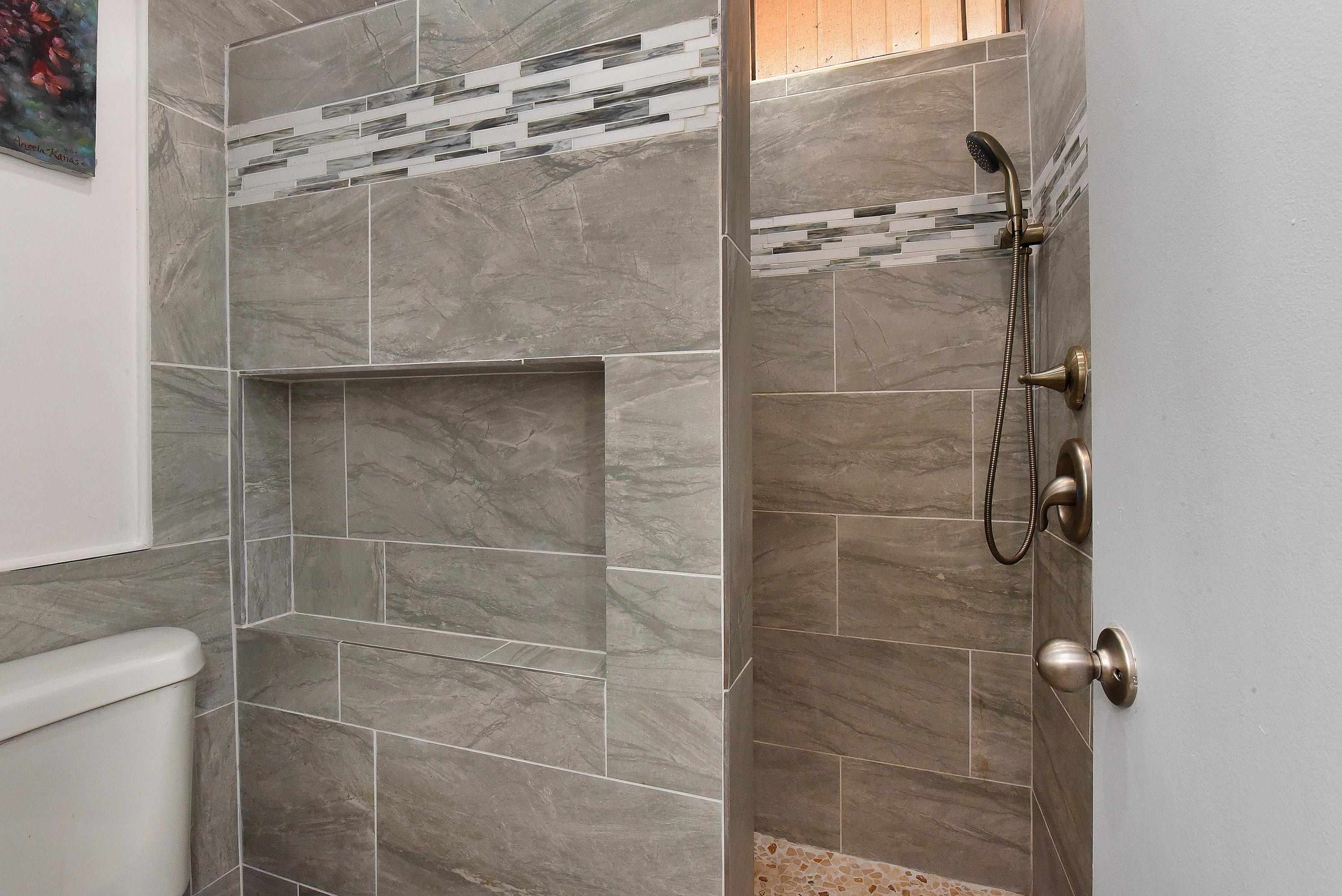 3660 Lower Honoapiilani Road, Unit 302 Lahaina, HI 96761 - Photo 4 of 27 a bathroom with a shower