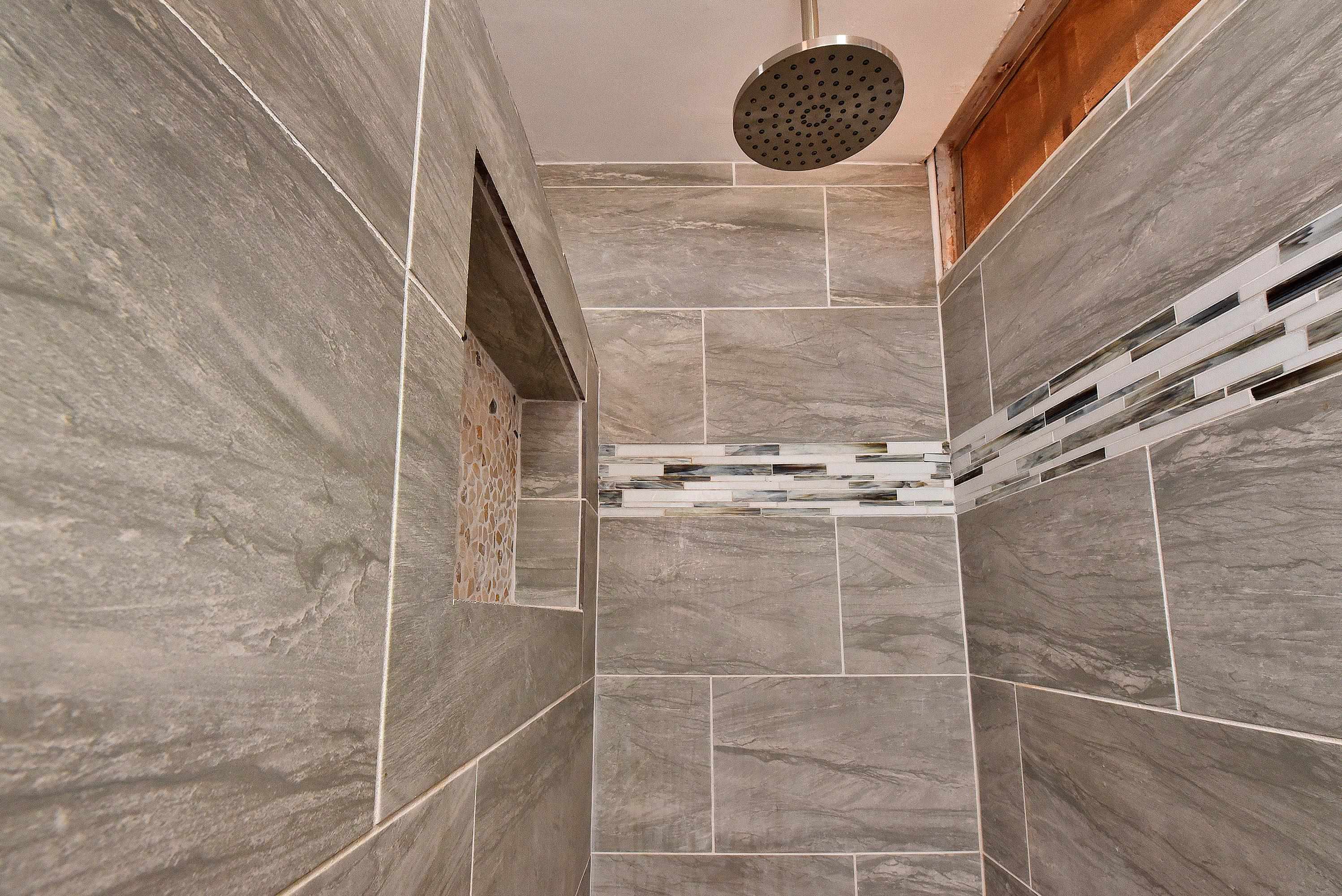 3660 Lower Honoapiilani Road, Unit 302 Lahaina, HI 96761 - Photo 5 of 27 a bathroom with a shower