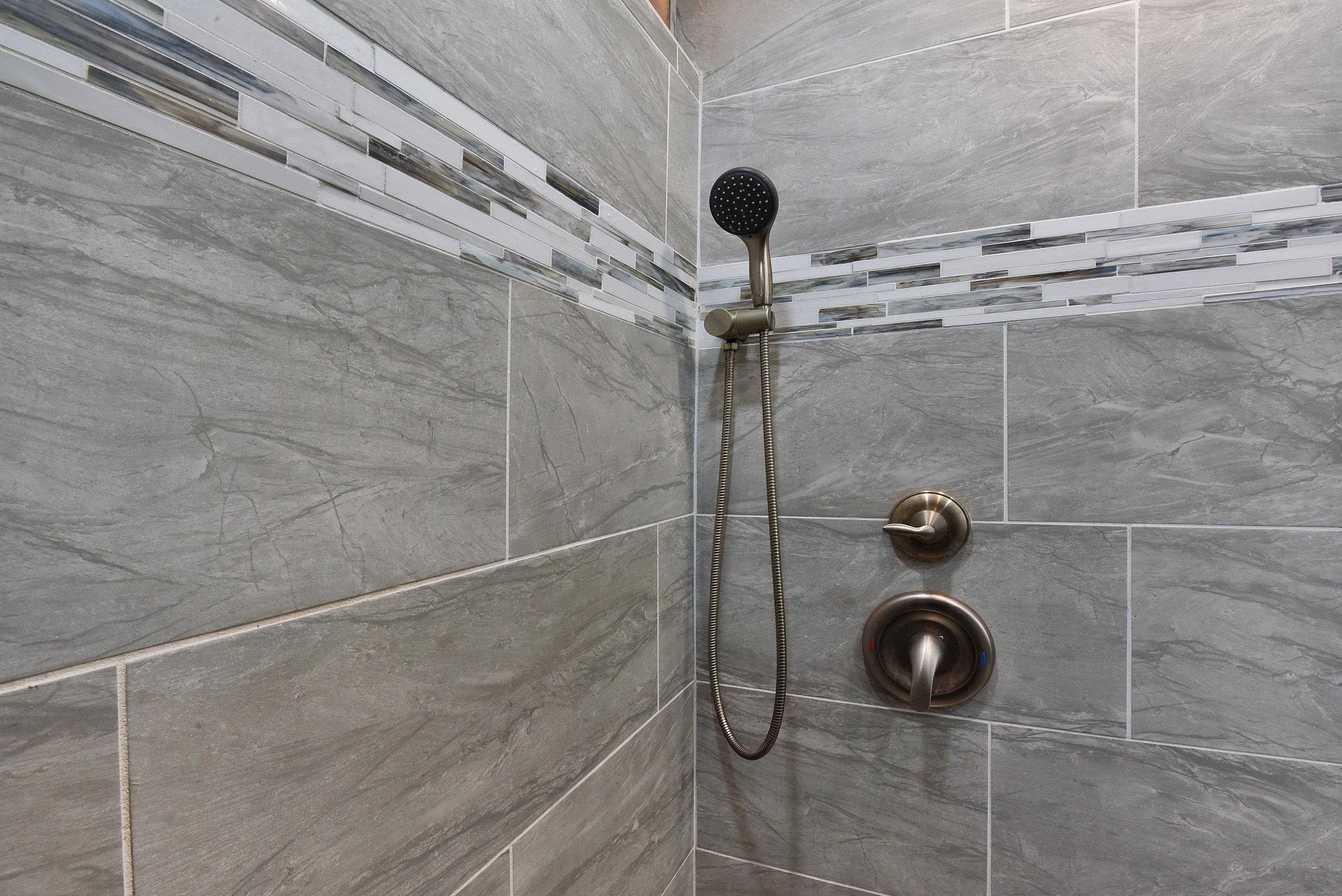 3660 Lower Honoapiilani Road, Unit 302 Lahaina, HI 96761 - Photo 6 of 27 a bathroom with a shower