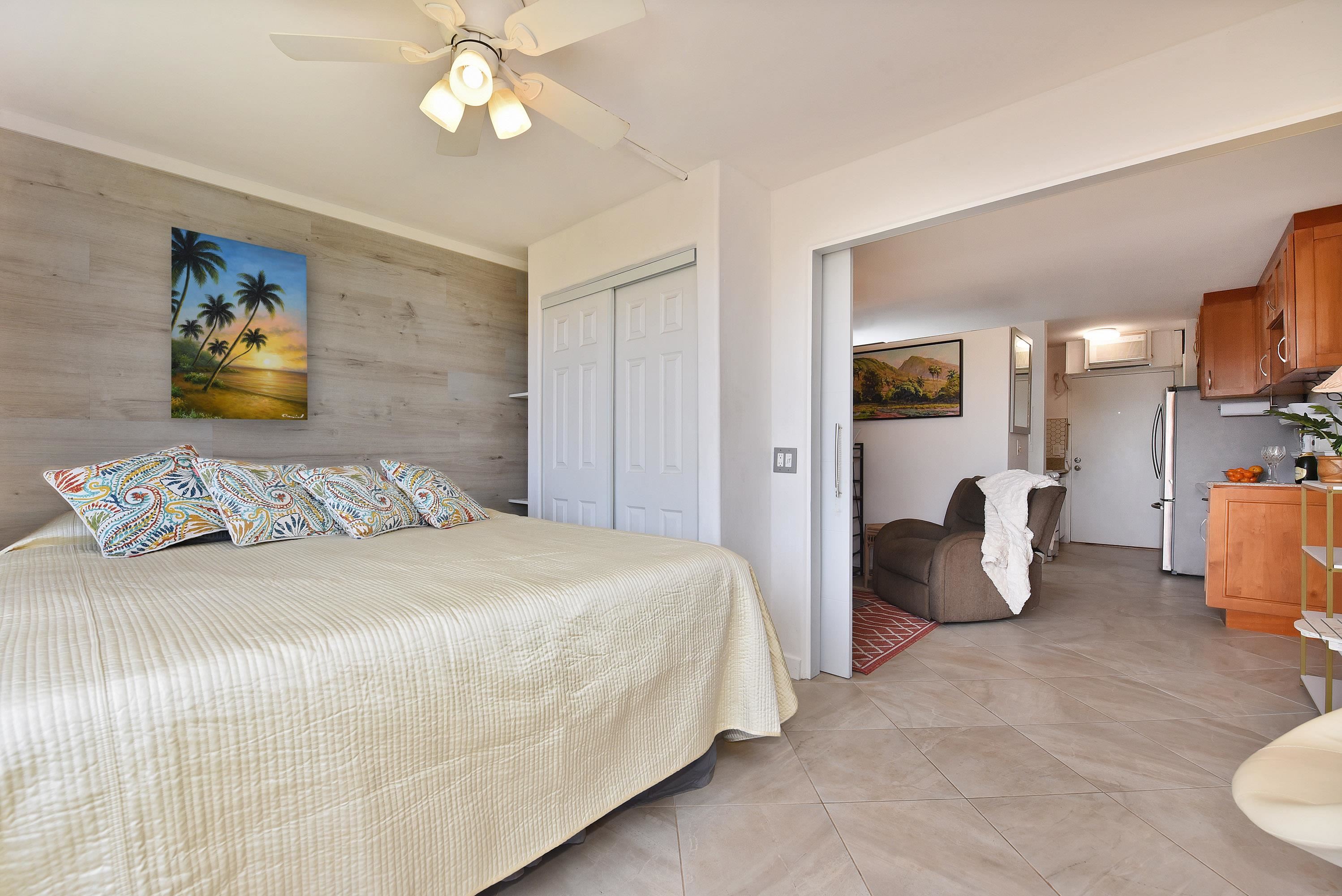 3660 Lower Honoapiilani Road, Unit 302 Lahaina, HI 96761 - Photo 9 of 27 a bedroom with a bed and lamp
