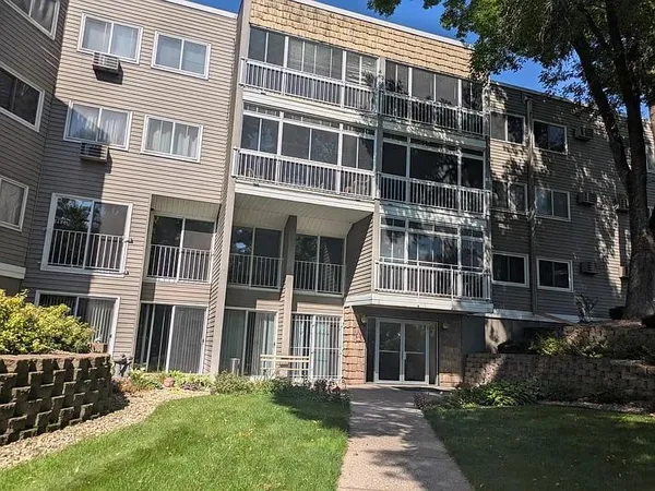 $1,400 | 135 Viking Drive East, Unit 220, Little Canada, MN 55117