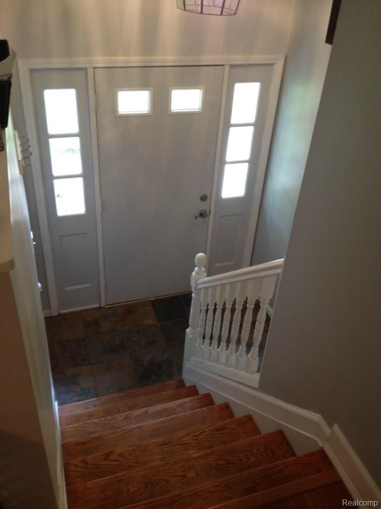 9030 Cherokee Road Clarkston, MI 48348 - Photo 9 of 13 Foyer