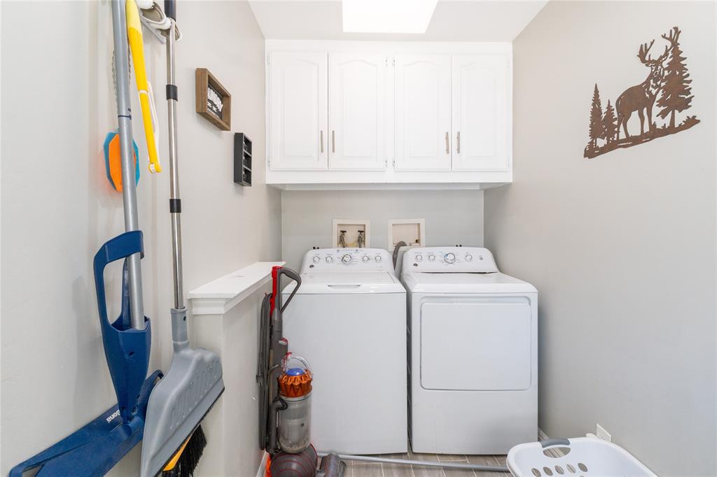 1246 Meadow Way Terrell, TX 75160 - Photo 13 of 39 a utility room with dryer and washer