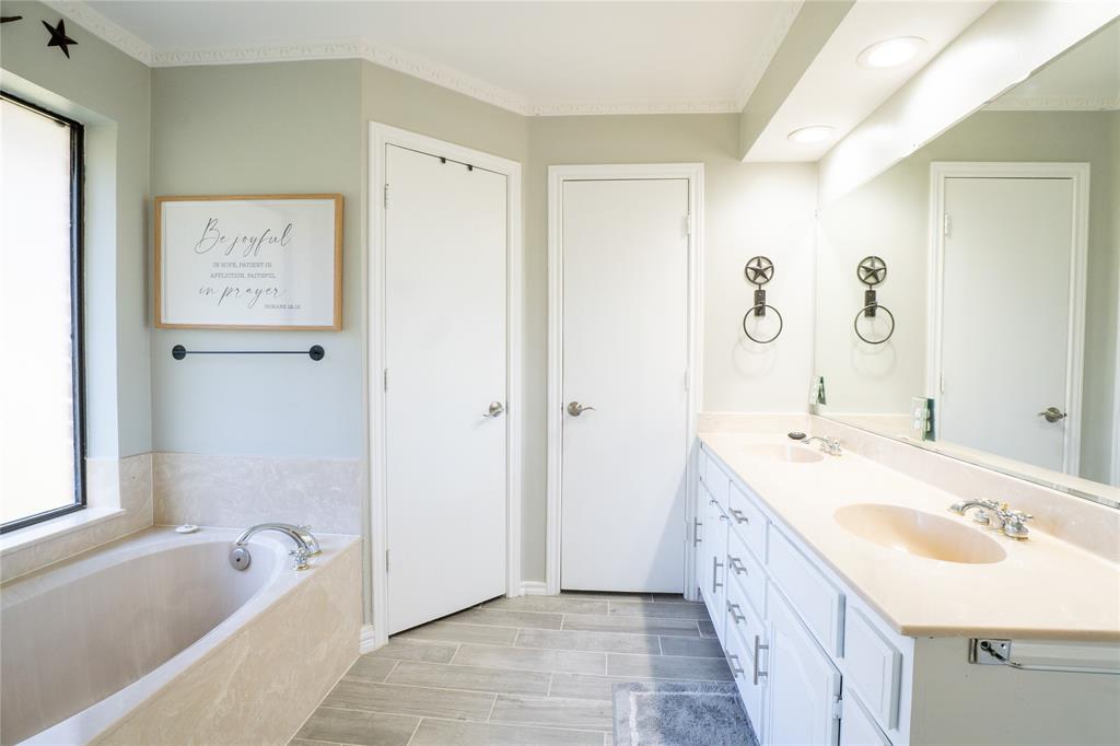 1246 Meadow Way Terrell, TX 75160 - Photo 17 of 39 a bathroom with a tub sink and mirror