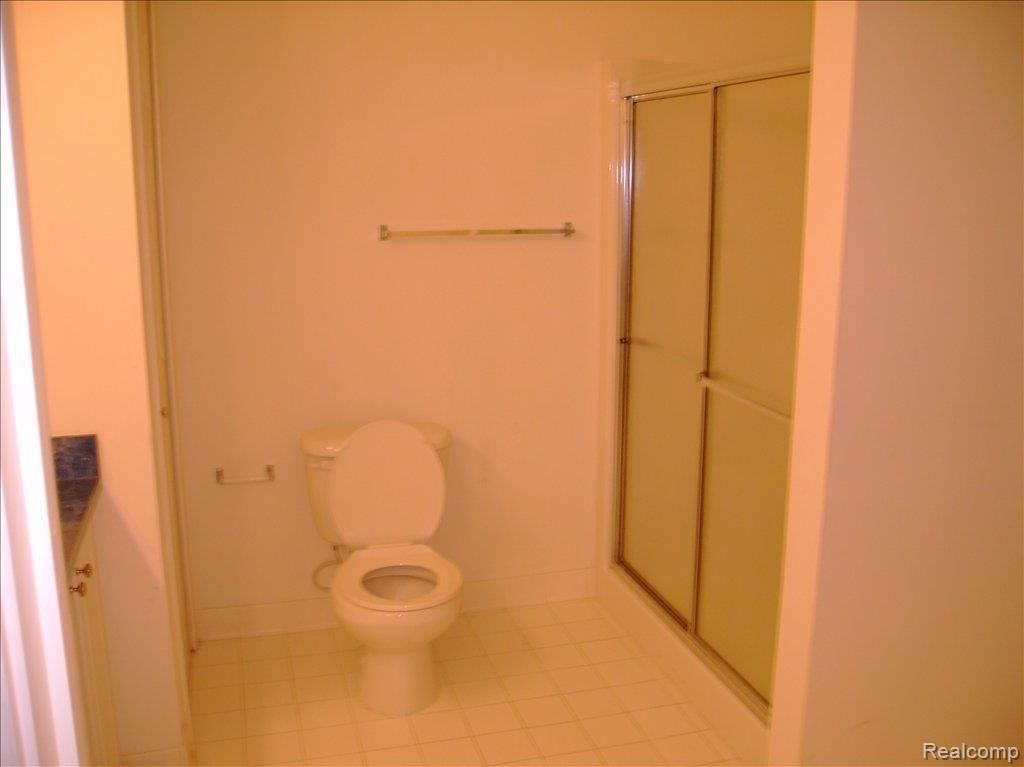 11872 Farmington Road Livonia, MI 48150 - Photo 11 of 15 2nd Bath