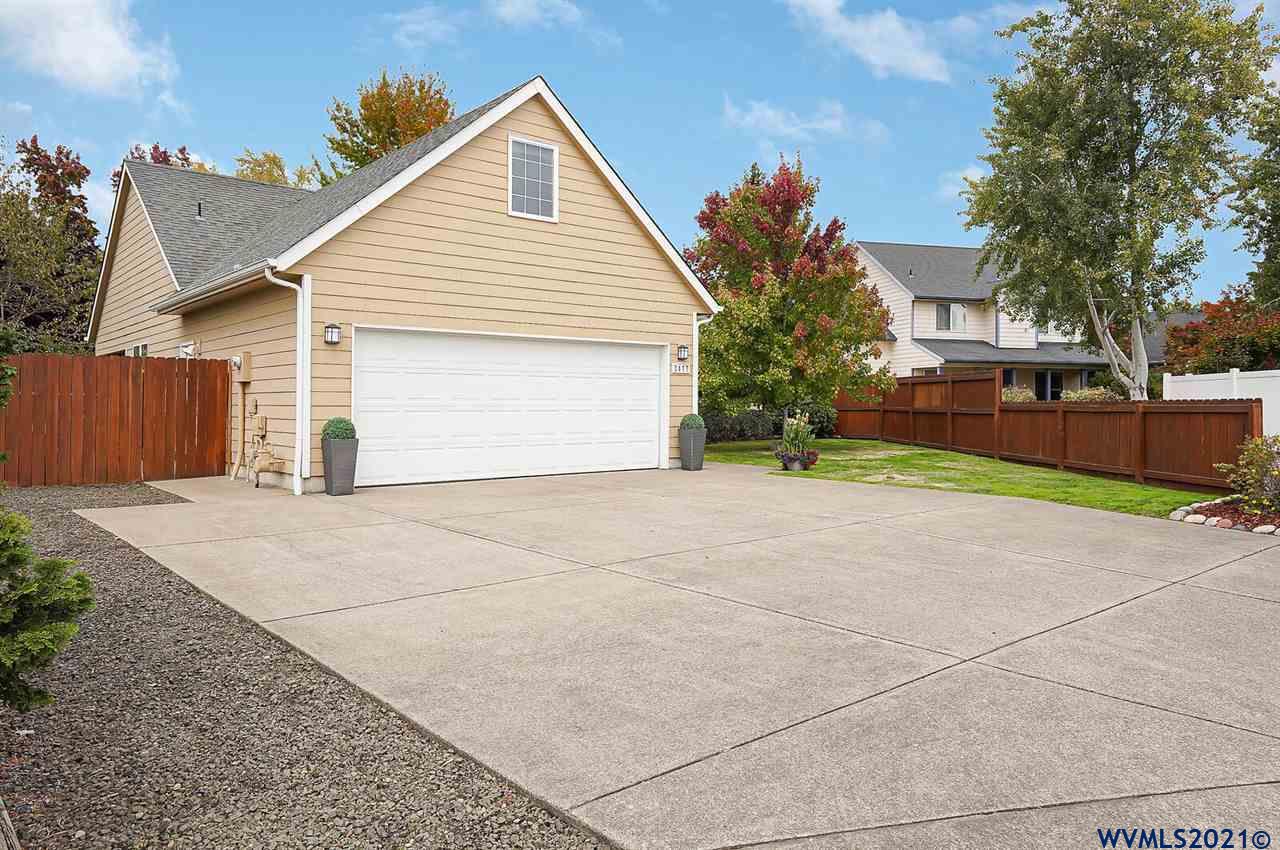 2077 Chase Loop Southwest Albany, OR 97321 - Photo 2 of 42
