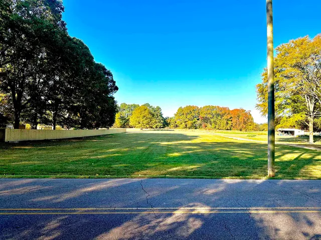 a view of a yard with a house