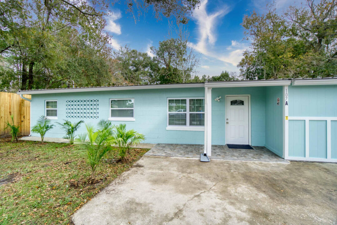 107 Lighthouse Road North Jacksonville, FL 32225 - Photo 8 of 43 front view of house with potted plants