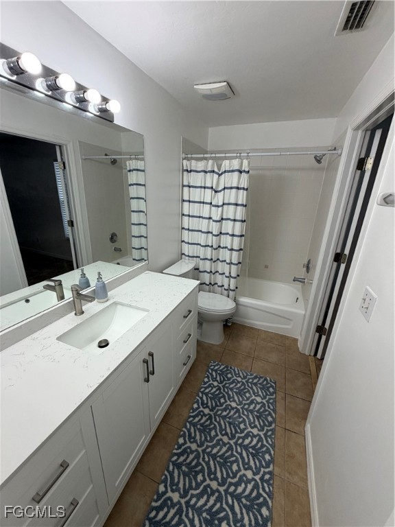 4621 30th Street Southwest Lehigh Acres, FL 33973 - Photo 6 of 8 a bathroom with a double vanity sink a mirror and a bathtub