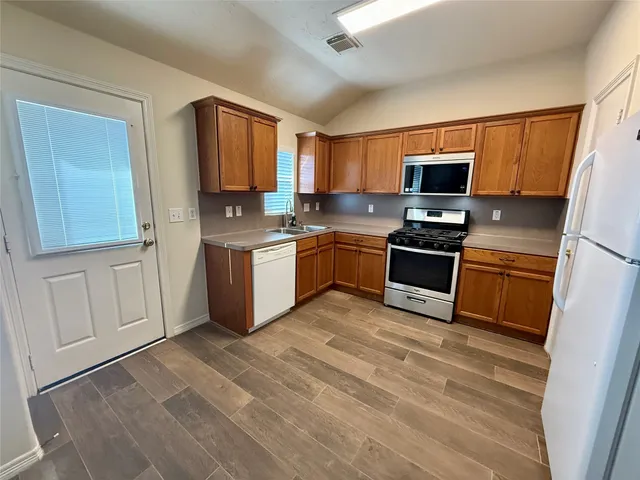 $1,600 | 5005 Deer Path Drive, Conroe, TX 77303