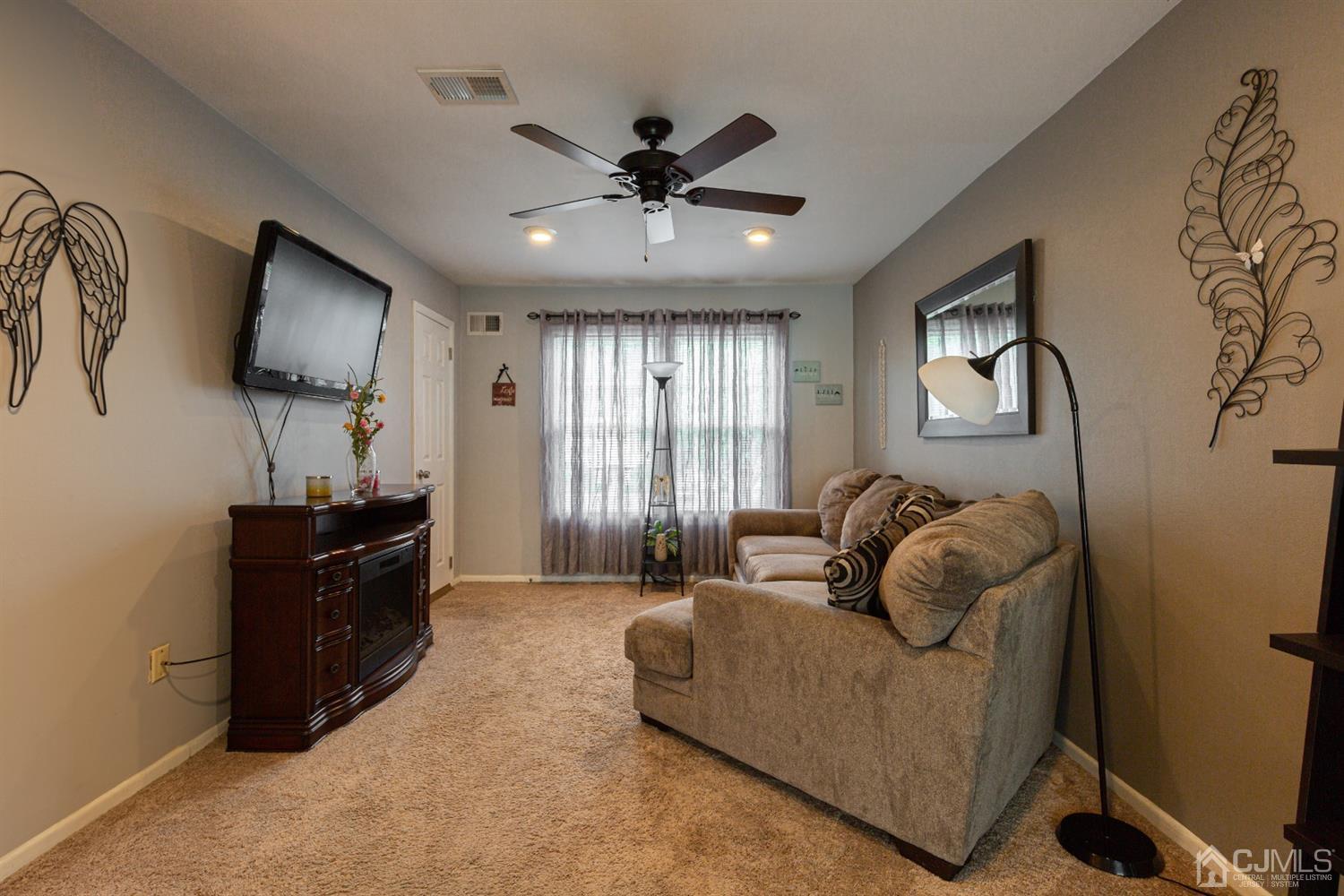 4 Hanover Square Middlesex, NJ 08846 - Photo 5 of 15 a living room with furniture and a flat screen tv