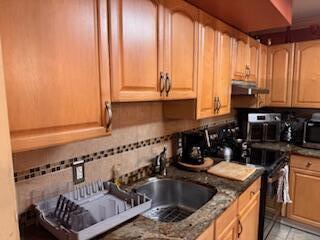 7200 Northwest 2nd Avenue, Unit 87 Boca Raton, FL 33487 - Photo 6 of 17 a kitchen that has a sink and a stove