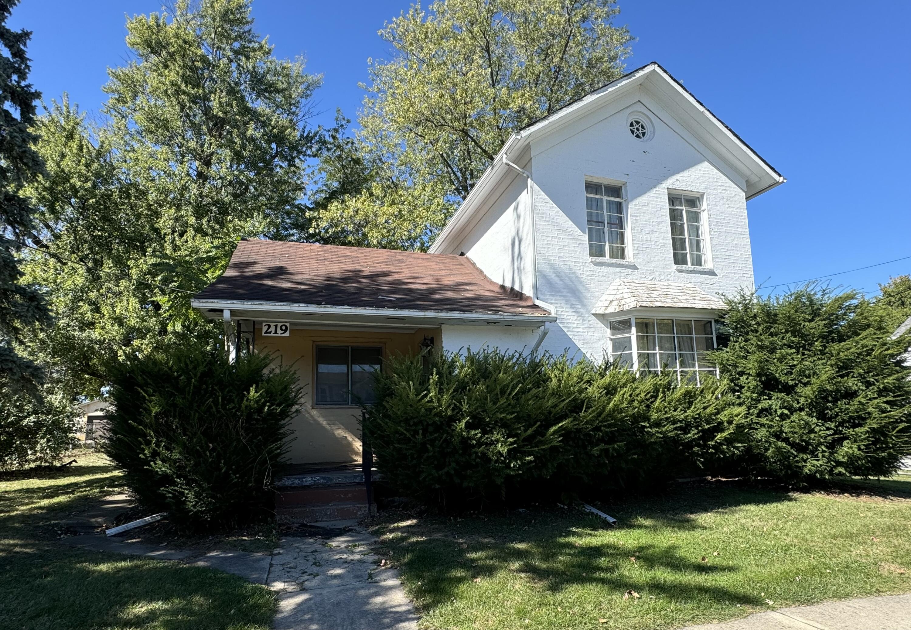 219 North Grant Street Crown Point, IN 46307 - Photo 1 of 17 a view of a house with backyard and garden