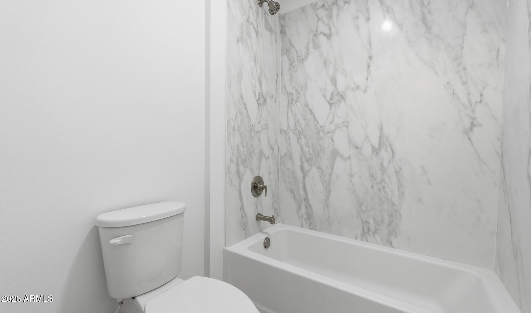 8010 West Royal Palm Road Peoria, AZ 85345 - Photo 20 of 34 a bathroom with a toilet and bathtub