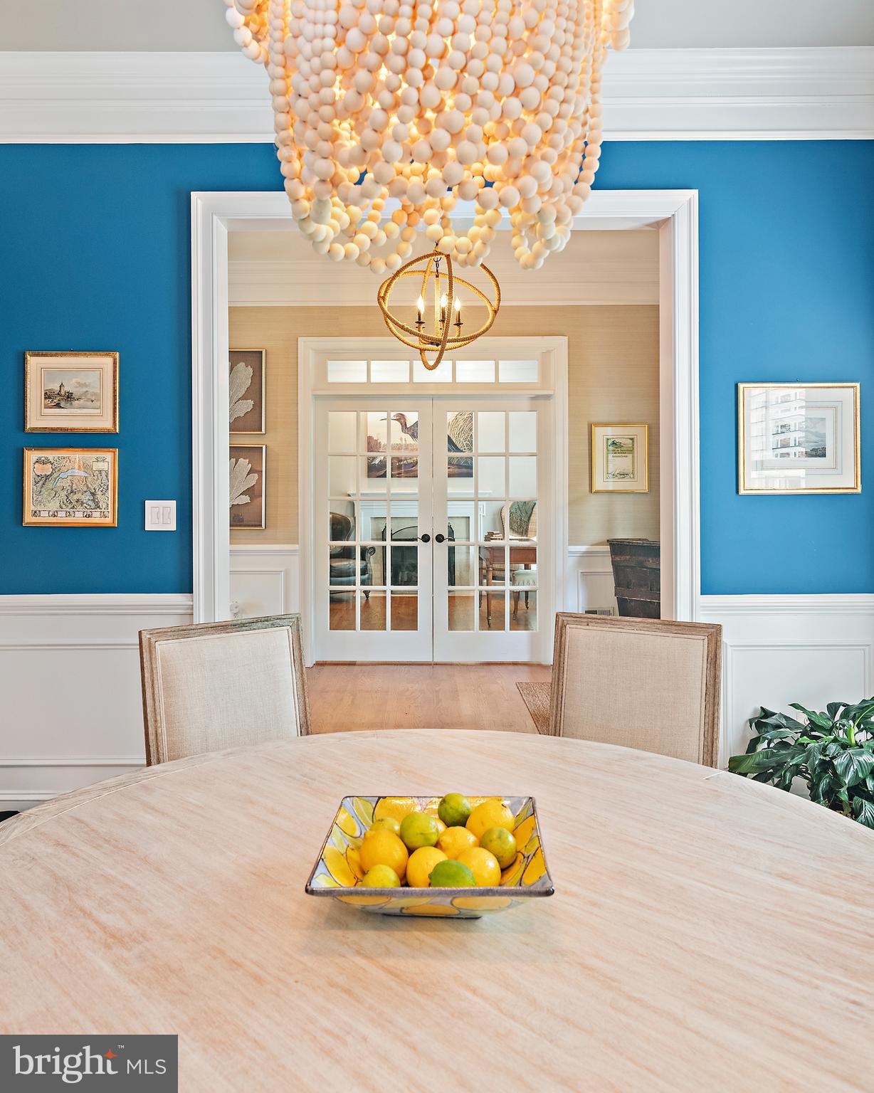 1307 Beachview Road Annapolis, MD 21403 - Photo 23 of 111 a living room with furniture and a large window