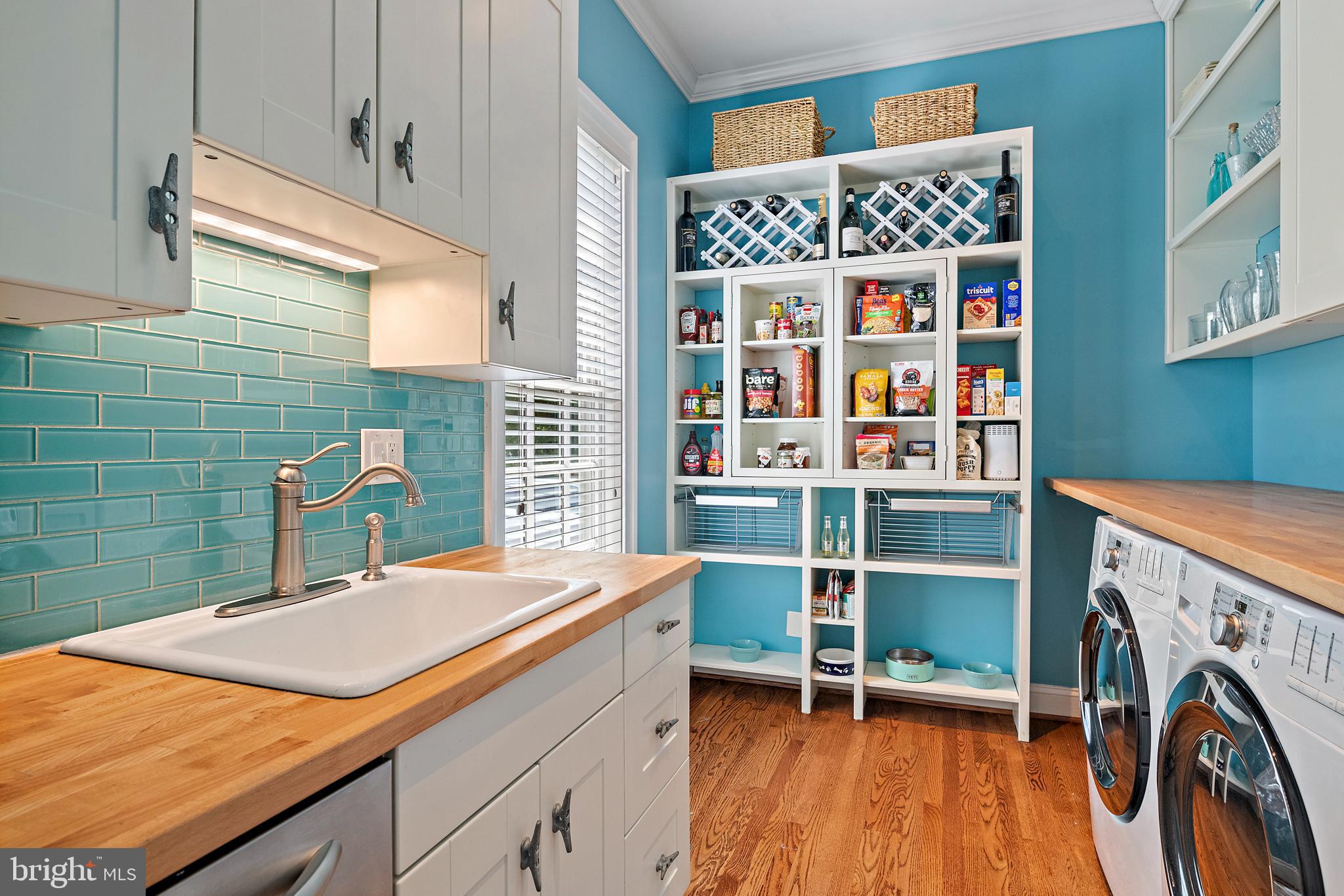 1307 Beachview Road Annapolis, MD 21403 - Photo 41 of 111 a room with a wooden floor and furniture