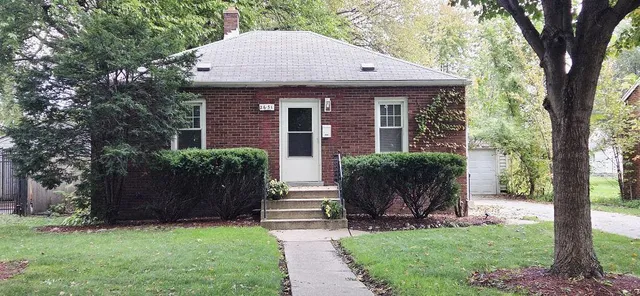 a view of a house with backyard and garden