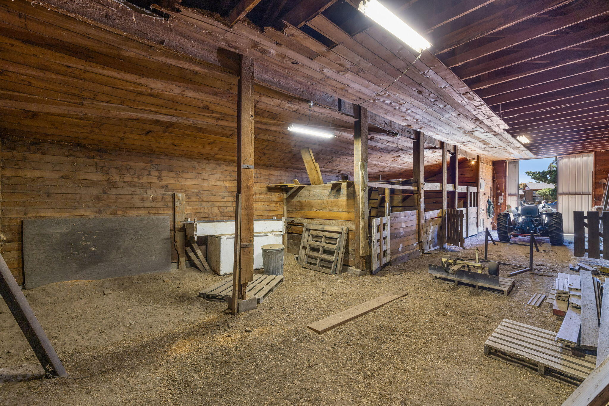 62610 Erickson Road Bend, OR 97701 - Photo 30 of 40 Barn