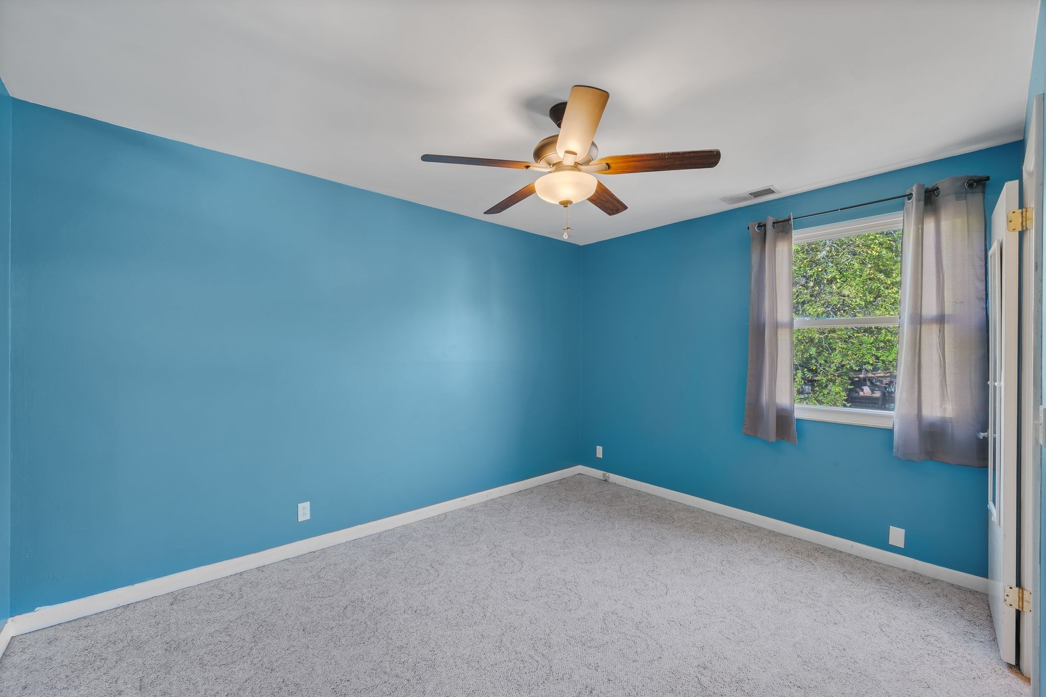 135 Grenadier Drive Franklin, TN 37064 - Photo 18 of 27 an empty room with a window and a ceiling fan