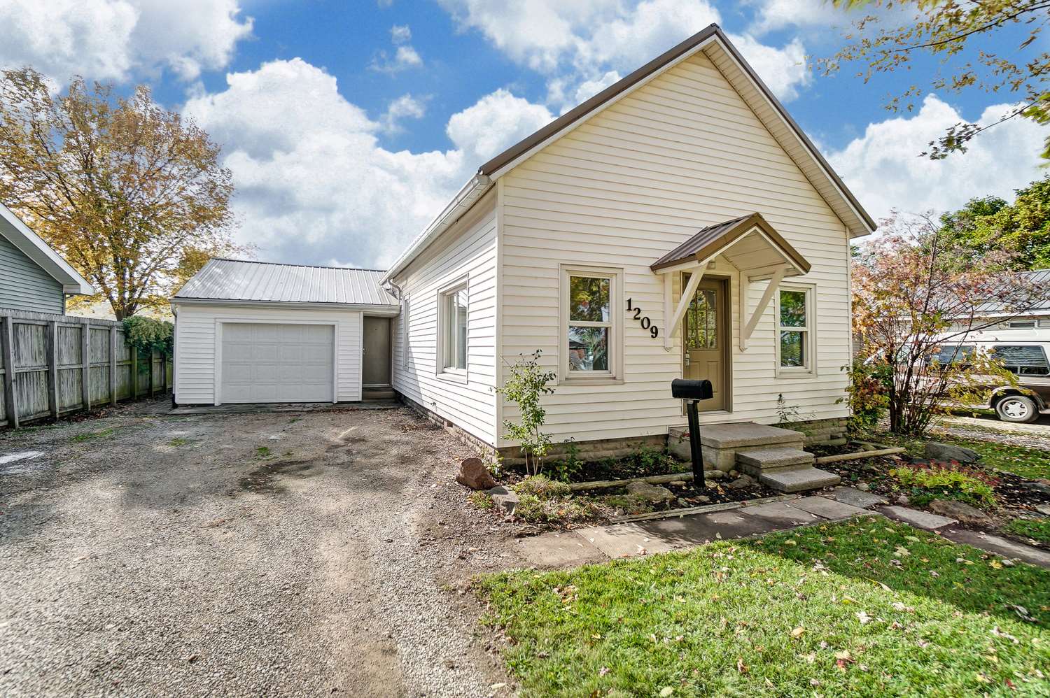 1209 Adams Street Decatur, IN 46733 - Photo 2 of 33