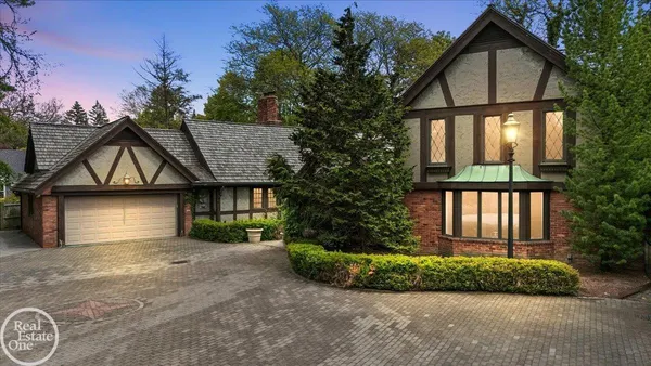 $1,199,000 | 17680 East Jefferson Avenue, Grosse Pointe, MI 48230