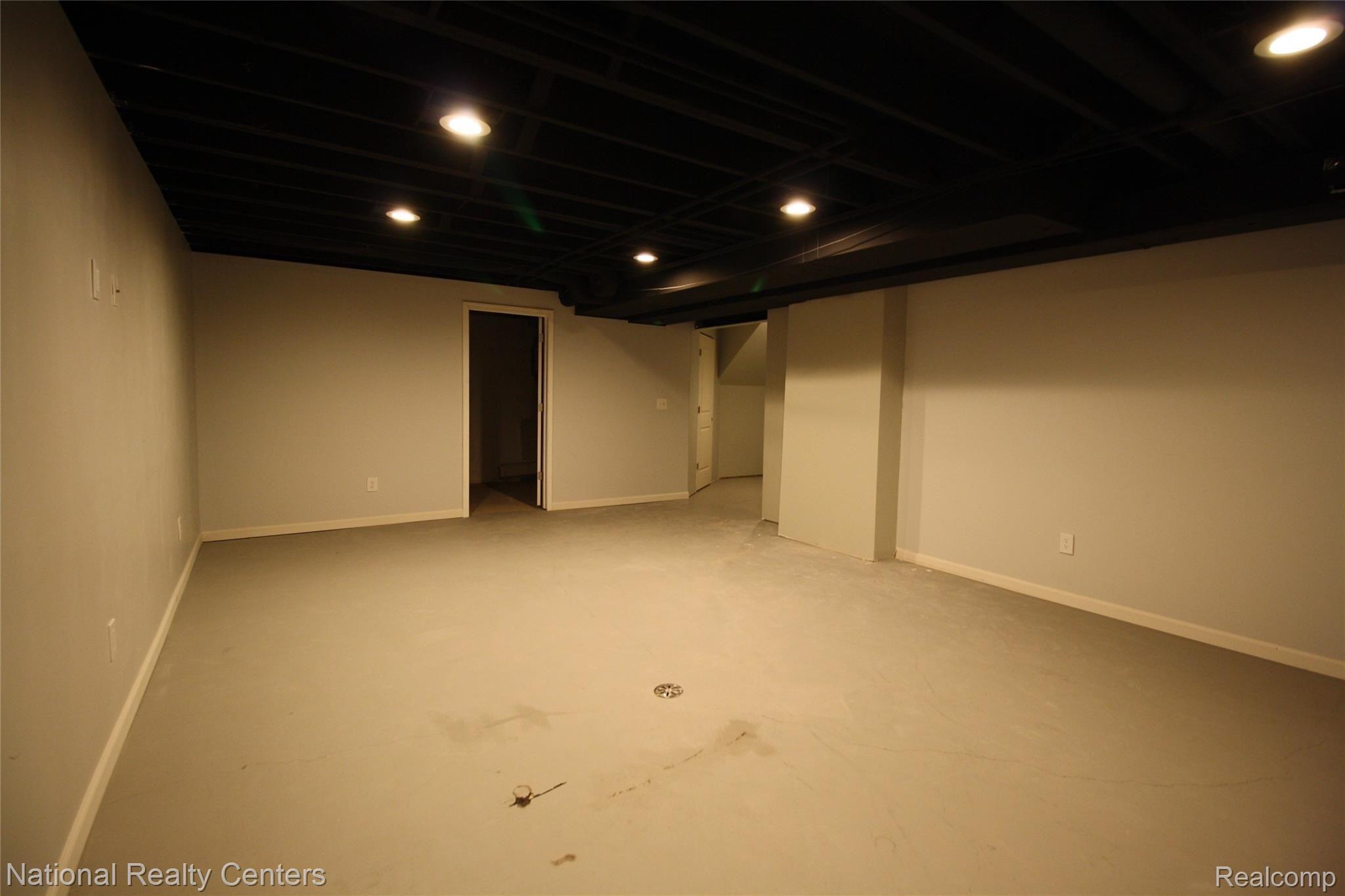 2180 Rochelle Park Drive Rochester, MI 48309 - Photo 26 of 35 IMG_5978.jpg
