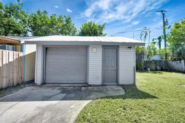 a view of a backyard