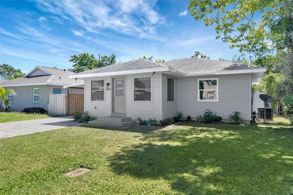 a view of a house with a yard