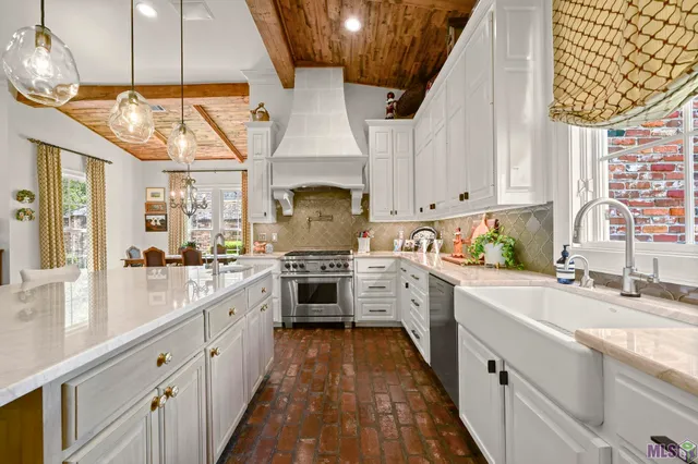 $1,995,000 | 1204 East Lakeside Oaks Drive, Baton Rouge, LA 70810