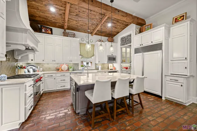 $1,995,000 | 1204 East Lakeside Oaks Drive, Baton Rouge, LA 70810