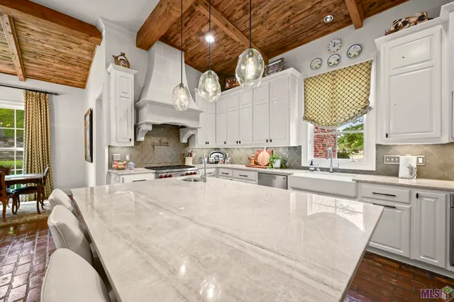 $1,995,000 | 1204 East Lakeside Oaks Drive, Baton Rouge, LA 70810